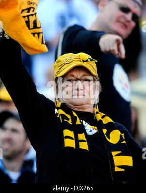 17 octobre 2010 - Pittsburgh, Pennsylvanie, États-Unis d'Amérique - 17 octobre 2010 : un ventilateur Pittsburgh Steelers cheers sur son équipe de Heinz Field de Pittsburgh, Pennsylvanie. Pittsburgh bat Cleveland 28-10. (Crédit Image : © Paul Lindenfelser/ZUMApress.com) Southcreek/mondial Banque D'Images