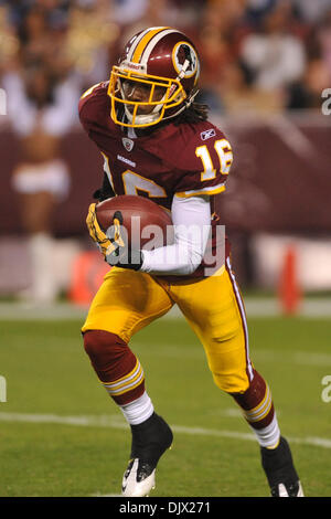 17 octobre 2010 - Landover, Maryland, United States of America - Washington Redskins (wide receiver Brandon Banks (16) punt return, semaine 6 de la NFL FedEx Field action de jeu, score final ; 27 24 Colts Redskins (crédit Image : © Roland Pintilie/ZUMApress.com) Southcreek/mondial Banque D'Images