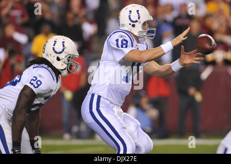 17 octobre 2010 - Landover, Maryland, United States of America - Indianapolis Colts quarterback Peyton Manning (18) prendre l', semaine 6 de la NFL FedEx Field action de jeu, score final ; 27 24 Colts Redskins (crédit Image : © Roland Pintilie/ZUMApress.com) Southcreek/mondial Banque D'Images