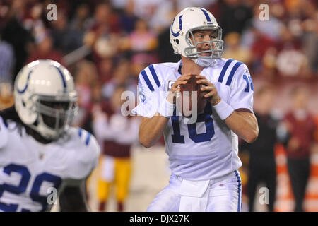 17 octobre 2010 - Landover, Maryland, United States of America - Indianapolis Colts quarterback Peyton Manning (18) à la recherche d'une ouverture, de la semaine 6 de la NFL FedEx Field action de jeu, score final ; 27 24 Colts Redskins (crédit Image : © Roland Pintilie/ZUMApress.com) Southcreek/mondial Banque D'Images