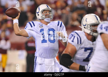 17 octobre 2010 - Landover, Maryland, United States of America - Indianapolis Colts quarterback Peyton Manning (18) à la recherche d'une ouverture, de la semaine 6 de la NFL FedEx Field action de jeu, score final ; 27 24 Colts Redskins (crédit Image : © Roland Pintilie/ZUMApress.com) Southcreek/mondial Banque D'Images