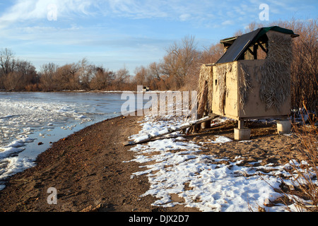 Un auvent de canard le long de la rive de presque Isle Bay à Érié, Pennsylvanie en hiver avec de la neige sur le sol. Ce sont des structures privées. Banque D'Images