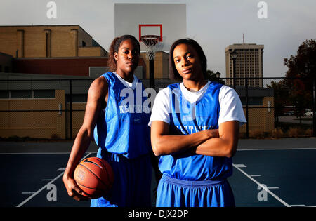 19 octobre 2010 - Lexington, Kentucky, USA - UK womens basket-ball de la Victoria Dunlap, gauche, et Adia Mathies,le mardi 19 octobre 2010 à Lexington, KY. Photos par ÃŠMark Cornelison | Personnel (crédit Image : © Lexington Herald-Leader/ZUMApress.com) Banque D'Images