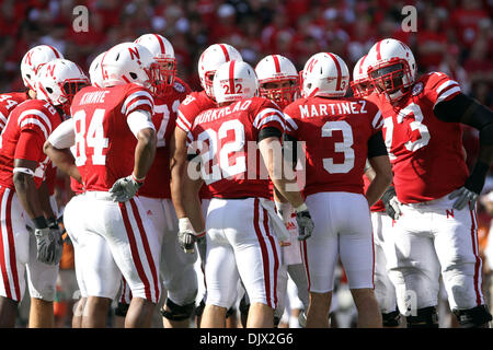 19 octobre 2010 - Lincoln, Nebraska, United States of America - Nebraska quarterback Taylor Martinez (# 3) réunions avec son infraction au cours du premier semestre. Texas beat n°4 Nebraska 20-13 au Memorial Stadium à Lincoln, Nebraska. (Crédit Image : © Michelle Bishop/ZUMApress.com) Southcreek/mondial Banque D'Images