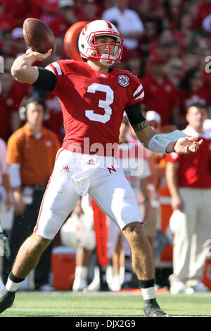 19 octobre 2010 - Lincoln, Nebraska, United States of America - Nebraska quarterback Taylor Martinez (# 3) déclenche un col au cours du premier semestre. Texas beat n°4 Nebraska 20-13 au Memorial Stadium à Lincoln, Nebraska. (Crédit Image : © Michelle Bishop/ZUMApress.com) Southcreek/mondial Banque D'Images