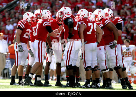 19 octobre 2010 - Lincoln, Nebraska, United States of America - Nebraska quarterback Taylor Martinez (# 3) réunions avec son infraction au cours du premier semestre. Texas beat n°4 Nebraska 20-13 au Memorial Stadium à Lincoln, Nebraska. (Crédit Image : © Michelle Bishop/ZUMApress.com) Southcreek/mondial Banque D'Images