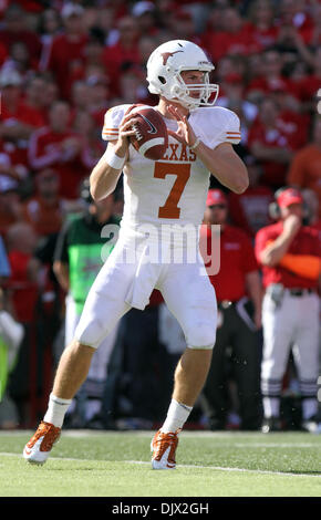 19 octobre 2010 - Lincoln, Nebraska, United States of America - Texas quarterback Garrett Gilbert (# 7) recherche un récepteur ouvert au cours du premier semestre. Texas beat n°4 Nebraska 20-13 au Memorial Stadium à Lincoln, Nebraska. (Crédit Image : © Michelle Bishop/ZUMApress.com) Southcreek/mondial Banque D'Images