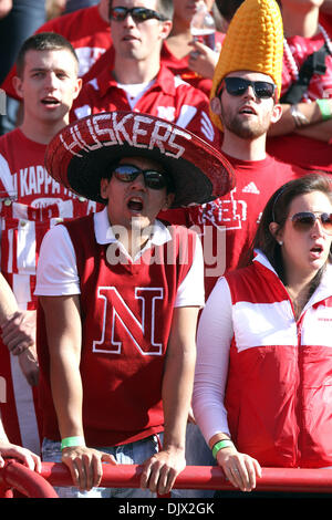 19 octobre 2010 - Lincoln, Nebraska, United States of America - Un ventilateur Nebraska montre son soutien à l'Huskers pendant leur jeu contre le Texas. Texas beat n°4 Nebraska 20-13 au Memorial Stadium à Lincoln, Nebraska. (Crédit Image : © Michelle Bishop/ZUMApress.com) Southcreek/mondial Banque D'Images