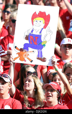 19 octobre 2010 - Lincoln, Nebraska, United States of America - Nebraska fans montrer leur soutien à la Huskers pendant leur jeu contre le Texas. Texas beat n°4 Nebraska 20-13 au Memorial Stadium à Lincoln, Nebraska. (Crédit Image : © Michelle Bishop/ZUMApress.com) Southcreek/mondial Banque D'Images