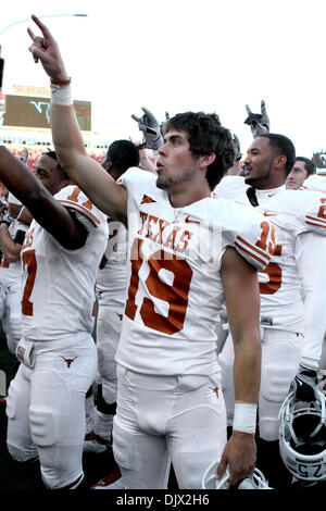 19 octobre 2010 - Lincoln, Nebraska, United States of America - Texas punter Justin Tucker (# 19) célèbre la victoire sur Nebraska. Texas beat n°4 Nebraska 20-13 au Memorial Stadium à Lincoln, Nebraska. (Crédit Image : © Michelle Bishop/ZUMApress.com) Southcreek/mondial Banque D'Images