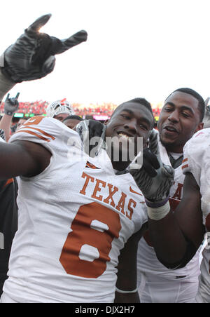 19 octobre 2010 - Lincoln, Nebraska, United States of America - Chykie évoluait Texas Brown (# 8) célèbre la victoire sur Nebraska. Texas beat n°4 Nebraska 20-13 au Memorial Stadium à Lincoln, Nebraska. (Crédit Image : © Michelle Bishop/ZUMApress.com) Southcreek/mondial Banque D'Images