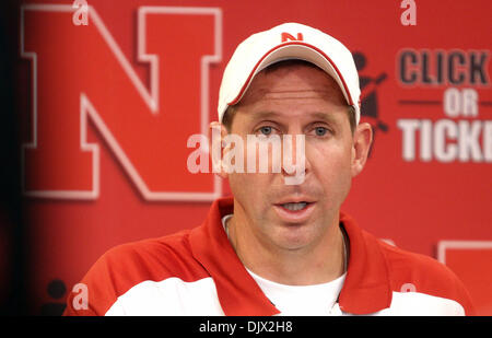 19 octobre 2010 - Lincoln, Nebraska, United States of America - Nebraska entraîneur en chef Bo Pelini parle aux médias. Texas beat n°4 Nebraska 20-13 au Memorial Stadium à Lincoln, Nebraska. (Crédit Image : © Michelle Bishop/ZUMApress.com) Southcreek/mondial Banque D'Images