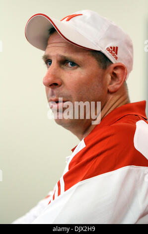 19 octobre 2010 - Lincoln, Nebraska, United States of America - Nebraska entraîneur en chef Bo Pelini parle aux médias. Texas beat n°4 Nebraska 20-13 au Memorial Stadium à Lincoln, Nebraska. (Crédit Image : © Michelle Bishop/ZUMApress.com) Southcreek/mondial Banque D'Images