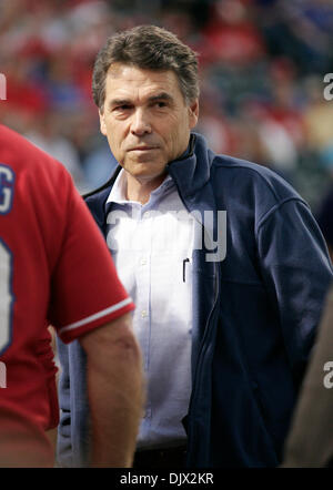 22 octobre 2010 - Arlington, Texas, USA - 10/22/2010. Le gouverneur du Texas, Rick Perry, fans avant l'accueille la nouvelle York Yankee a joué les Texas Rangers dans le sixième match de la série de championnat de la ligue américaine au Rangers Ballpark in Arlington, Texas. Les Texas Rangers a défait les Yankees ont gagné la série 4 victoires à 2. (Crédit Image : © ZUMA/ZUMApress.com) Ralph Lauer Banque D'Images