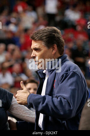 22 octobre 2010 - Arlington, Texas, USA - 10/22/2010. Le gouverneur du Texas, RICK PERRY, fans accueille avant les Yankees de New York a joué les Texas Rangers dans le sixième match de la série de championnat de la ligue américaine au Rangers Ballpark in Arlington, Texas. Les Texas Rangers a défait les Yankees ont gagné la série 4 victoires à 2. (Crédit Image : © ZUMA/ZUMApress.com) Ralph Lauer Banque D'Images