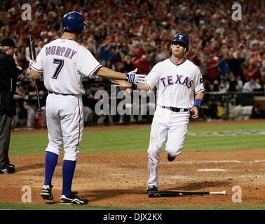 22 octobre 2010 - Arlington, Texas, USA - 10/22/2010. Les Rangers du Texas palyer DAVID MURPHY félicite Michael Young après qu'il scores dans la septième manche de la défaite 6 à 1 des New York Yankees. Les Yankees de New York ont joué les Texas Rangers dans le sixième match de la série de championnat de la ligue américaine au Rangers Ballpark in Arlington, Texas. Les Texas Rangers a défait les Yankees ont gagné t Banque D'Images