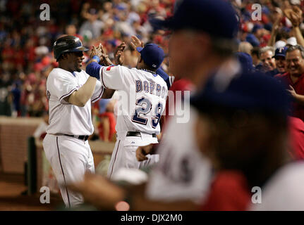 22 octobre 2010 - Arlington, Texas, USA - 10/22/2010. Texas Rangers VLADIMIR GUERRERO et JULIO BORBON célébrer après qu'il a avancés le coureur avec une balle au sol dans la septième manche. Les Yankees de New York ont joué les Texas Rangers dans le sixième match de la série de championnat de la ligue américaine au Rangers Ballpark in Arlington, Texas. Les Texas Rangers a défait les Yankees ont gagné la série 4 jeu Banque D'Images