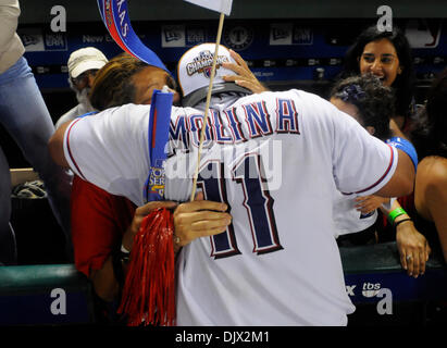 22 octobre 2010 - Arlington, Texas, USA - 10/22/2010. Les Rangers du Texas catcher BENJI MOLINA célèbre avec sa famille après l'équipe a remporté le fanion de la ligue américaine en défaisant les Yankees 6 à 1. Les Yankees de New York ont joué les Texas Rangers dans le sixième match de la série de championnat de la ligue américaine au Rangers Ballpark in Arlington, Texas. Les Texas Rangers a défait les Yankees ont gagné le s Banque D'Images