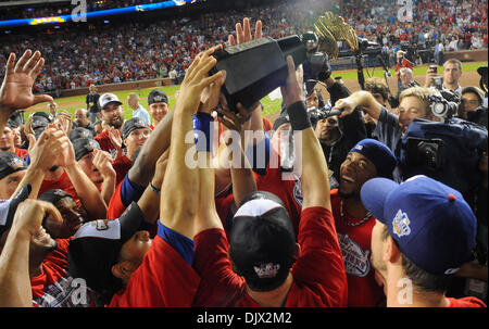 22 octobre 2010 - Arlington, Texas, USA - 10/22/2010. Les Texas Rangers palan l'American Ligue Championnat série trophy après avoir battu les Yankees de New York 6 à 1. Les Yankees de New York ont joué les Texas Rangers dans le sixième match de la série de championnat de la ligue américaine au Rangers Ballpark in Arlington, Texas. Les Texas Rangers a défait les Yankees ont gagné la série 4 victoires à 2. (Credi Banque D'Images