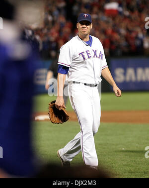 22 octobre 2010 - Arlington, Texas, USA - 10/22/2010. Texas Rangers pitcher COLBY LEWIS quitte le champ après la huitième manche. Les Yankees de New York ont joué les Texas Rangers dans le sixième match de la série de championnat de la ligue américaine au Rangers Ballpark in Arlington, Texas. Les Texas Rangers a défait les Yankees ont gagné la série 4 victoires à 2. (Crédit Image : © ZUMA Ralph Lauer/ZUMApress.co Banque D'Images