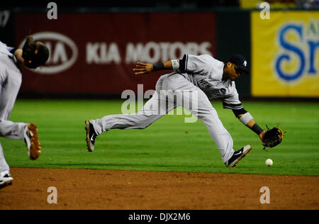 22 octobre 2010 - Arlington, Texas, USA - 10/22/2010. New York Yankees ROBINSON CANO attrape une balle au sol par les Rangers du Texas par Mitch Moreland dans la cinquième manche. Les Yankees de New York ont joué les Texas Rangers dans le sixième match de la série de championnat de la ligue américaine au Rangers Ballpark in Arlington, Texas. Les Texas Rangers a défait les Yankees ont gagné la série 4 victoires à 2. (Ima Crédit Banque D'Images