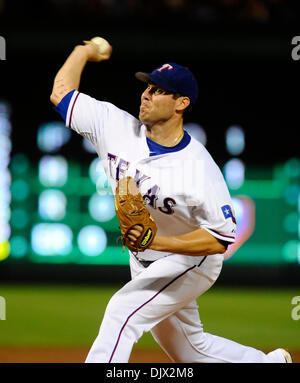 22 octobre 2010 - Arlington, Texas, USA - 10/22/2010. Texas Rangers pitcher COLBY LEWIS lance contre les Yankees de New York dans le sixième match de la série de championnat de la ligue américaine au Rangers Ballpark in Arlington, Texas. Les Texas Rangers a défait les Yankees ont gagné la série 4 victoires à 2. (Crédit Image : © ZUMA/ZUMApress.com) Ralph Lauer Banque D'Images