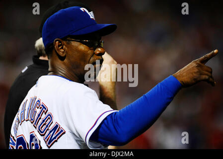 22 octobre 2010 - Arlington, Texas, USA - 10/22/2010. Texas Rangers manager RON WASHINGTON. Les Yankees de New York ont joué les Texas Rangers dans le sixième match de la série de championnat de la ligue américaine au Rangers Ballpark in Arlington, Texas. Les Texas Rangers a défait les Yankees ont gagné la série 4 victoires à 2. (Crédit Image : © ZUMA/ZUMApress.com) Ralph Lauer Banque D'Images