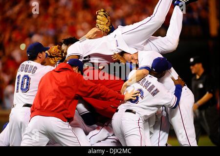 22 octobre 2010 - Arlington, Texas, USA - les Texas Rangers célébrer après avoir remporté le premier fanion de la ligue américaine avec une défaite 6 à 1 des Yankees de New York. Les Yankees ont joué les Rangers dans le sixième match de la série de championnat de la ligue américaine au Rangers Ballpark. Les Texas Rangers a défait les Yankees et gagne la série 4 victoires à 2. Les Rangers du Texas atteindre première série mondiale, Bea Banque D'Images