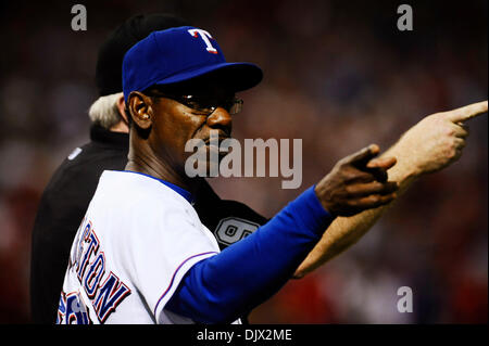 22 octobre 2010 - Arlington, Texas, USA - 10/22/2010. Texas Rangers manager RON WASHINGTON questions homeplate juge-arbitre BRIAN GORMAN dans la huitième manche. Les Yankees de New York ont joué les Texas Rangers dans le sixième match de la série de championnat de la ligue américaine au Rangers Ballpark in Arlington, Texas. Les Texas Rangers a défait les Yankees ont gagné la série 4 victoires à 2. (Crédit Image : © ZUMA R Banque D'Images