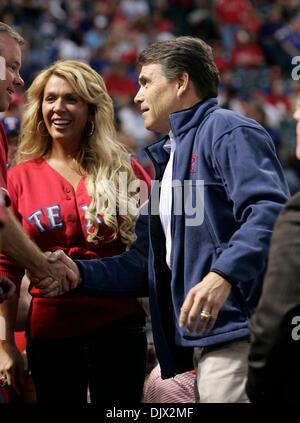 22 octobre 2010 - Arlington, Texas, États-Unis - le gouverneur du Texas, RICK PERRY, fans accueille à l'American League Championship Series six jeu entre les Yankees de New York et les Rangers du Texas au Rangers Ballpark. Les Texas Rangers a remporté la série 4-2. (Crédit Image : © ZUMA/ZUMApress.com) Ralph Lauer Banque D'Images