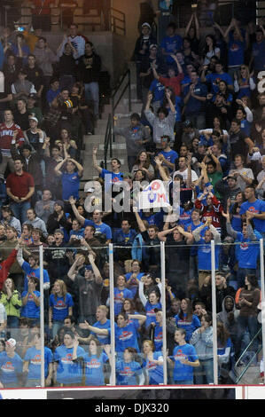 22 octobre 2010 - Lowell, Massachusetts, États-Unis d'Amérique - Umass Lowell, River Hawks tiré de hockey une superbe victoire 5-4 contre les heures supplémentaires, le Providence College Friars. (Crédit Image : © Jim Melito/global/ZUMApress.com) Southcreek Banque D'Images