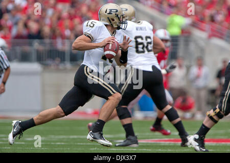 Le 23 octobre 2010 - Columbus, Ohio, États-Unis d'Amérique - Purdue quarterback Rob Henry (15) brouille durant la partie contre l'état de l'Ohio a joué au stade de l'Ohio à Columbus, Ohio. L'Ohio State Buckeyes défait le Purdue Boilermakers 49-0. (Crédit Image : © Frank Jansky/global/ZUMApress.com) Southcreek Banque D'Images