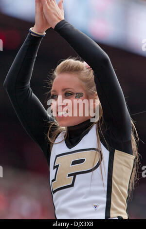 Le 23 octobre 2010 - Columbus, Ohio, États-Unis d'Amérique - un cheerleader Purdue sur la touche pendant le match contre l'état de l'Ohio. L'Ohio State Buckeyes défait le Purdue Boilermakers 49-0 dans le match au stade de l'Ohio à Columbus, Ohio. (Crédit Image : © Frank Jansky/global/ZUMApress.com) Southcreek Banque D'Images