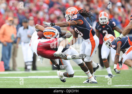 Le 23 octobre 2010 - Champaign, Illinois, États-Unis d'Amérique - Illinois Fighting Illini Terry évoluait Hawthorne (1) s'attaque à l'Indiana Hoosiers wide receiver Tandon Doss (2) au Memorial Stadium à Champaign, Illinois. L'Illinois Indiana mène 27-10 à la mi-temps. (Crédit Image : © Chris Proctor/ZUMApress.com) Southcreek/mondial Banque D'Images