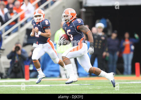 Le 23 octobre 2010 - Champaign, Illinois, États-Unis d'Amérique - Illinois Fighting Illini Mikel Leshoure running back (5) au Memorial Stadium à Champaign, Illinois. L'Illinois Indiana mène 27-10 à la mi-temps. (Crédit Image : © Chris Proctor/ZUMApress.com) Southcreek/mondial Banque D'Images