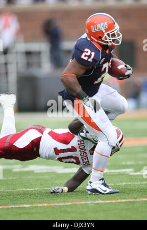 Le 23 octobre 2010 - Champaign, Illinois, États-Unis d'Amérique - Illinois Fighting Illini running back Jason Ford (21) au Memorial Stadium à Champaign, Illinois. L'Illinois Indiana mène 27-10 à la mi-temps. (Crédit Image : © Chris Proctor/ZUMApress.com) Southcreek/mondial Banque D'Images