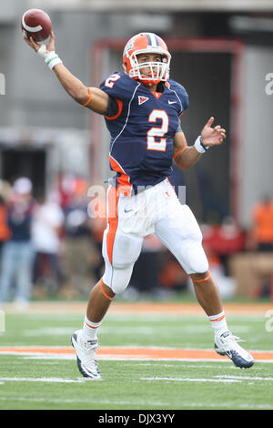 Le 23 octobre 2010 - Champaign, Illinois, États-Unis d'Amérique - Illinois Fighting Illini quarterback Nathan Scheelhaase (2) au Memorial Stadium à Champaign, Illinois. L'Illinois Indiana défait 43-13. (Crédit Image : © Chris Proctor/ZUMApress.com) Southcreek/mondial Banque D'Images