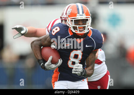 Le 23 octobre 2010 - Champaign, Illinois, États-Unis d'Amérique - Illinois Fighting Illini receveur A.J. Jenkins (8) au Memorial Stadium à Champaign, Illinois. L'Illinois Indiana défait 43-13. (Crédit Image : © Chris Proctor/ZUMApress.com) Southcreek/mondial Banque D'Images