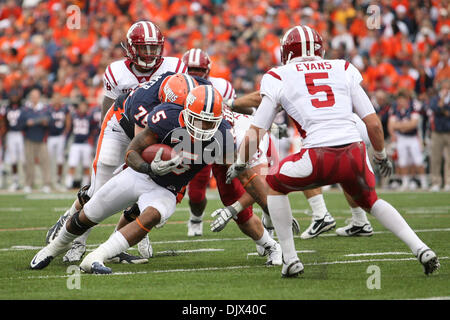 Le 23 octobre 2010 - Champaign, Illinois, États-Unis d'Amérique - Illinois Fighting Illini Mikel Leshoure running back (5) contre l'Indiana Hoosiers au Memorial Stadium à Champaign, Illinois. L'Illinois Indiana défait 43-13. (Crédit Image : © Chris Proctor/ZUMApress.com) Southcreek/mondial Banque D'Images