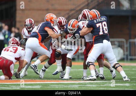 Le 23 octobre 2010 - Champaign, Illinois, États-Unis d'Amérique - Illinois Fighting Illini Mikel Leshoure running back (5) est abordé par les Indiana Hoosiers au Memorial Stadium à Champaign, Illinois. L'Illinois Indiana défait 43-13. (Crédit Image : © Chris Proctor/ZUMApress.com) Southcreek/mondial Banque D'Images