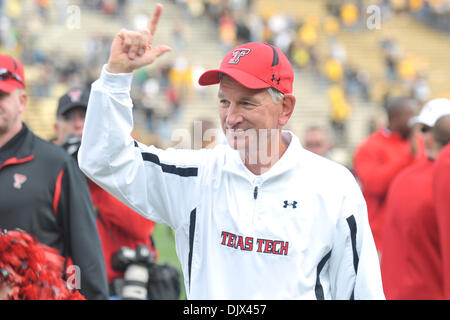 Le 23 octobre 2010 - Boulder, Colorado, United States of America - Texas Tech Red Raiders entraîneur en chef Tommy Tuberville après le match contre l'Université du Colorado à buffles Folsom Field. Texas Tech défait Colorado 27-23. (Crédit Image : © Michael Furman/ZUMApress.com) Southcreek/mondial Banque D'Images