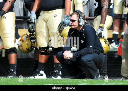 Le 23 octobre 2010 - Boulder, Colorado, États-Unis d'Amérique - l'Université du Colorado buffles l'entraîneur-chef Dan Hawkins montres de l'écart au cours d'un match contre les Texas Tech Red Raiders à Folsom Field. Texas Tech défait Colorado 27-23. (Crédit Image : © Michael Furman/ZUMApress.com) Southcreek/mondial Banque D'Images