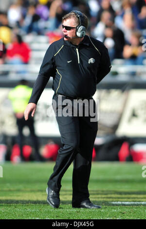 Le 23 octobre 2010 - Boulder, Colorado, États-Unis d'Amérique - l'Université du Colorado buffles l'entraîneur-chef Dan sur Hawkinscomes sur le terrain pour vérifier sur un joueur blessé au cours d'un match contre les Texas Tech Red Raiders à Folsom Field. Texas Tech défait Colorado 27-23. (Crédit Image : © Michael Furman/ZUMApress.com) Southcreek/mondial Banque D'Images