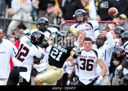 Le 23 octobre 2010 - Boulder, Colorado, États-Unis d'Amérique - l'Université du Colorado buffles large reciver Scotty McKnight (21) montres une balle aller sur sa tête contre le Texas Tech Red Raiders à Folsom Field. Texas Tech défait Colorado 27-23. (Crédit Image : © Michael Furman/ZUMApress.com) Southcreek/mondial Banque D'Images