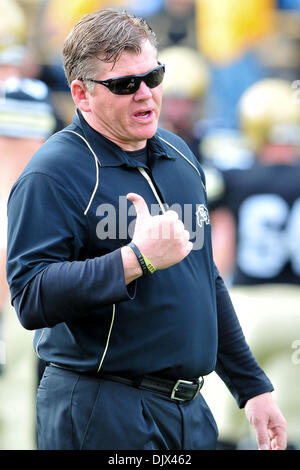 Le 23 octobre 2010 - Boulder, Colorado, États-Unis d'Amérique - l'Université du Colorado buffles l'entraîneur-chef Dan Hawkins avant un match contre les Texas Tech Red Raiders à Folsom Field. Texas Tech défait Colorado 27-23. (Crédit Image : © Michael Furman/ZUMApress.com) Southcreek/mondial Banque D'Images