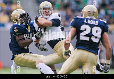 Le 23 octobre 2010 - East Rutherford, New Jersey, United States of America - CB Marine (# 11) Kwesi Mitchell termine le receveur Junior (# 81) John Goodman au nouveau stade du géant à East Rutherford dans le New Jersey. Les défaites de la marine Notre Dame 35-17 (crédit Image : © Saquan Stimpson/global/ZUMApress.com) Southcreek Banque D'Images