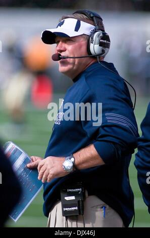 Le 23 octobre 2010 - East Rutherford, New Jersey, United States of America - Norte Dame Brian Kelly entraîneur en chef au cours de l'action de jeu au nouveau stade du géant. Les défaites de la marine Notre Dame 35-17 dans le nouveau stade du géant à East Rutherford dans le New Jersey (crédit Image : © Saquan Stimpson/global/ZUMApress.com) Southcreek Banque D'Images