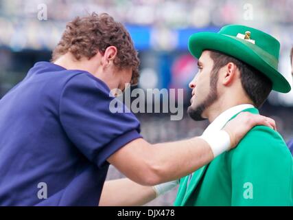 Le 23 octobre 2010 - East Rutherford, New Jersey, United States of America - Norte Dame Leprechaun comme le jeu va au final le nouveau stade du géant. Les défaites de la marine Notre Dame 35-17 dans le nouveau stade du géant à East Rutherford dans le New Jersey (crédit Image : © Saquan Stimpson/global/ZUMApress.com) Southcreek Banque D'Images