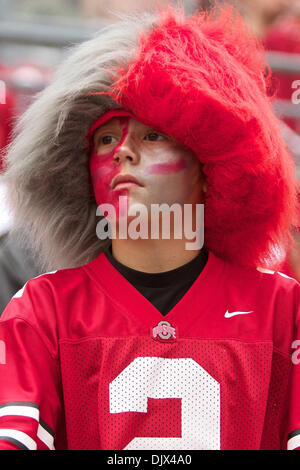 Le 23 octobre 2010 - Columbus, Ohio, États-Unis d'Amérique - Un ventilateur de l'état de l'Ohio ne regarde la réchauffer avant le match entre # 10 et l'état de l'Ohio Ohio Stadium à Purdue, Columbus, OH. Ohio State Purdue défait 49-0. (Crédit Image : © Scott Stuart/ZUMApress.com) Southcreek/mondial Banque D'Images