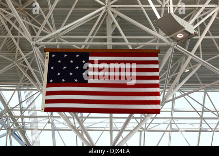 Drapeau américain avec 15 stars and stripes (le Star Spangled Banner flag) accrochées dans l'aéroport de Washington Baltimore, Maryland, USA Banque D'Images